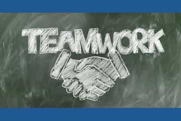 desenho com a palavra teamwork e com as mãos se apertando