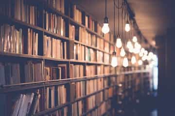 vários livros em uma prateleira