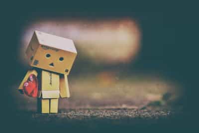 boneco de papelão triste