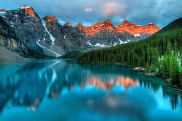 paisagem de um oceano com várias montanhas