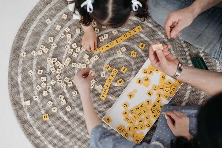pessoas brincando de acróstico